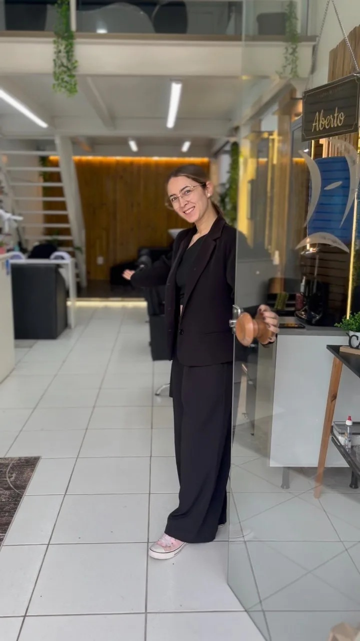 Vanessa abrindo a porta do studio