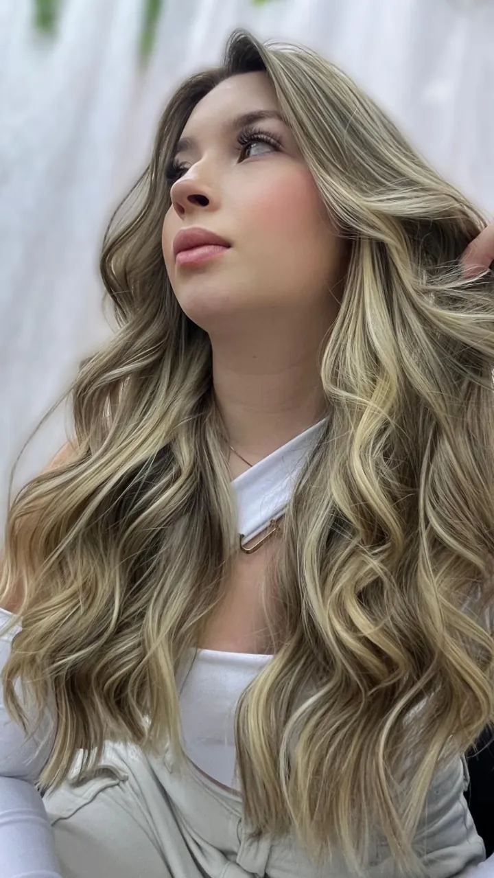 Mechas loiras com ondas marcadas — trabalho do Vanessa Brandão Studio Beauty