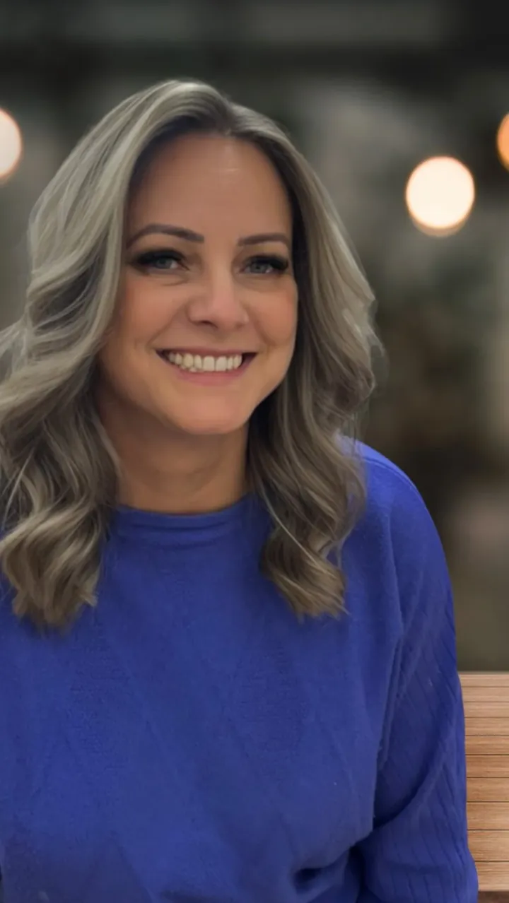 Mechas loiras que iluminam o rosto — trabalho do Vanessa Brandão Studio Beauty