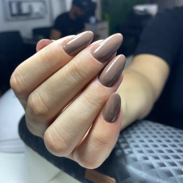 Nude amendoado — trabalho do Vanessa Brandão Studio Beauty