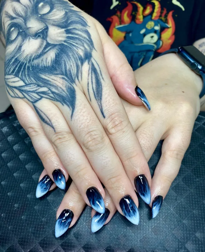 Nail art degradê azul — trabalho do Vanessa Brandão Studio Beauty